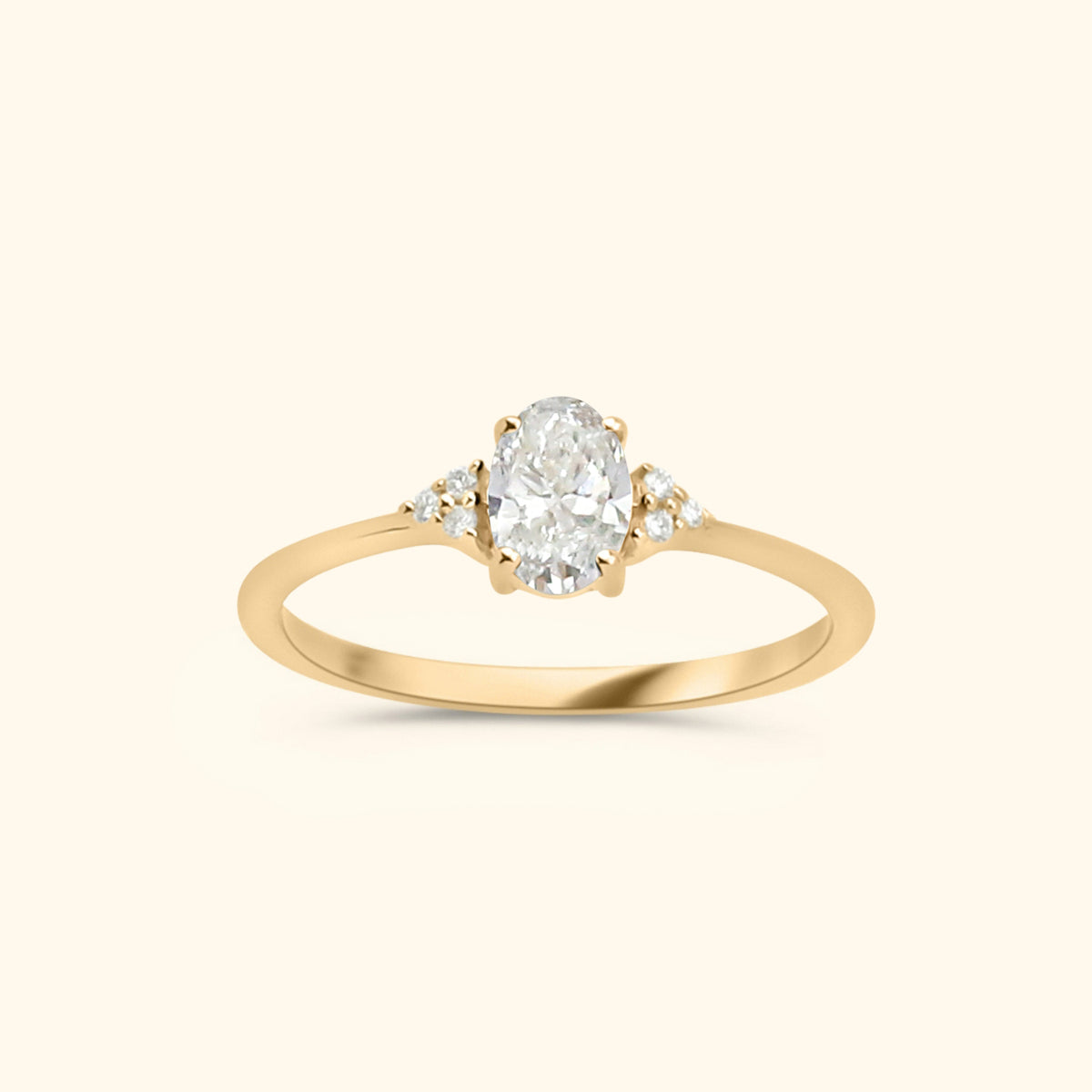 Elegante 9 karaat gouden damesring met ovale diamant en kleine zijsteentjes